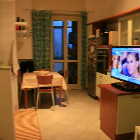 With One Bedroom In Torino, With Wonderful View, Furnis Lägenhet Turin